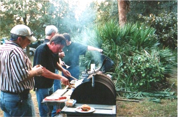 barbecue_cook_small.jpg (151336 bytes)